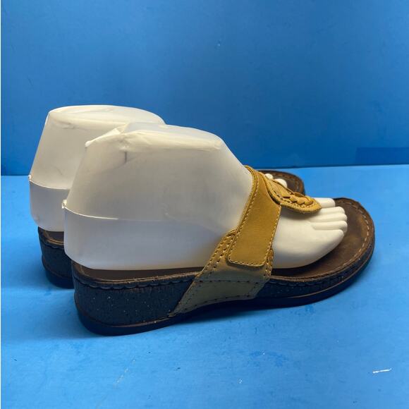 Clarks Sandals Womens 6 M Thong Yellow Leather Slip On Wedge Cork Toe Post - Picture 4 of 12